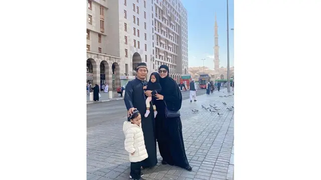 Hamil Anak Ketiga, Ini 6 Momen Kebersamaan Nina Zatulini dengan 'Keluarga Kecilnya'