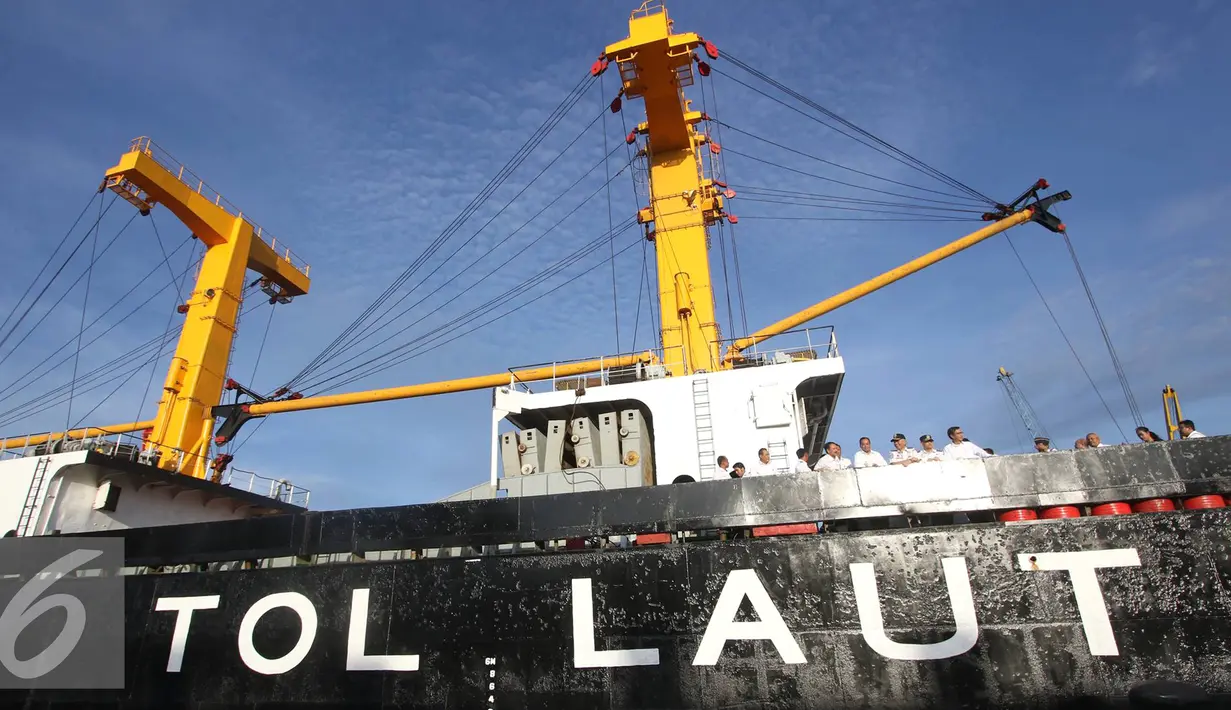 Budi Karya Sumadi bersama rombongan saat diatas KM Caraka Jaya Niaga III-4 yang digunakan sebagai kapal tol laut logistik Natuna di Pelabuhan Tanjung Priok, Jakarta Utara, Selasa (25/10). (Liputan6.com/Immanuel Antonius)
