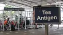 Calon penumpang melakukan tes antigen di Stasiun Pasar Senen, Jakarta, Senin (3/1/2022). PT KAI (Persero) menurunkan tarif tes antigen di stasiun bagi penumpang KA jarak jauh menjadi Rp35 ribu dari harga sebelumnya Rp45 ribu sebagai bentuk peningkatan pelayanan. (merdeka.com/Iqbal S. Nugroho)