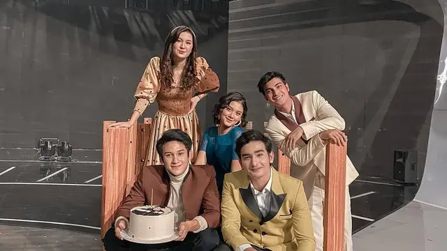 6 Potret Kebersamaan Pemain dalam Drama Musikal Buku Harian Seorang Istri, Selalu Kompak