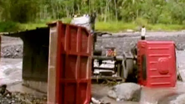 Truk Ringsek Usai Terseret Lahar Dingin Semeru