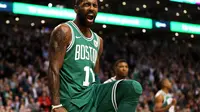 Guard Boston Celtics, Kyrie Irving, merayakan poin pada laga NBA 2017-2018 melawan Golden State Warriors di TD Garden, Kamis (16/11/2017) atau Jumat (17/11/2017) WIB. Celtics menang 92-88. (AFP/Maddie Meyer)