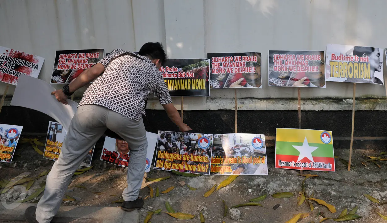Seorang pendemo memajang aneka tulisan berupa kecaman kepada pemerintah Myanmar terkait pembantaian etnik Rohingya, Jakarta, Jumat (29/5/2015). (Liputan6.com/Johan Tallo) 