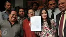 Pesinetron muda, Prilly Latuconsina menunjukkan surat bukti lapor di SPKT Polda Metro Jaya, Jakarta, Jumat (31/7/2015). Kedatangannya untuk melaporkan kasus foto bugil mirip dirinya yang beredar di dunia maya. (Liputan6.com/Panji Diksana)
