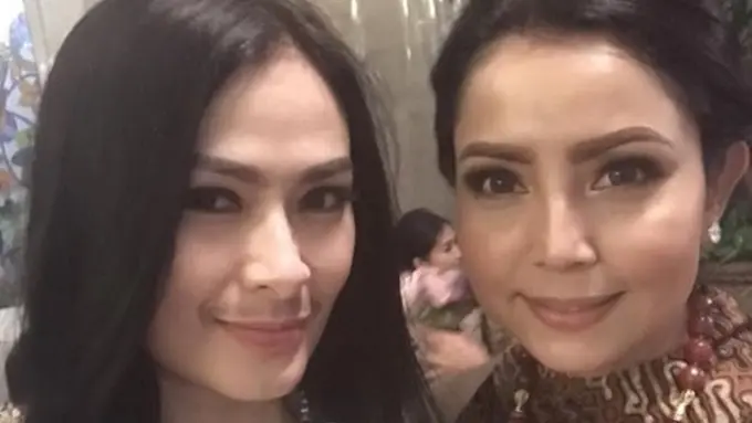 [Bintang] Iis Dahlia dan Mayangsari