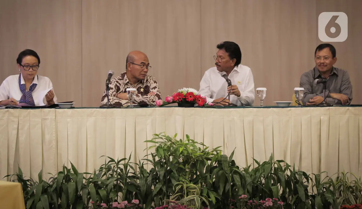 Menlu Retno LP Marsudi, Menko PMK Muhadjir Effendi , Menkominfo Johnny G Plate dan Menteri Kesehatan Terawan Agus Putranto pada acara forum pimred di Jakarta, Selasa (3/3/2020). Acara membahas permasalahan aktual yang terjadi di Indonesia salah satunya virus corona. (Liputan6.com/Faizal Fanani)
