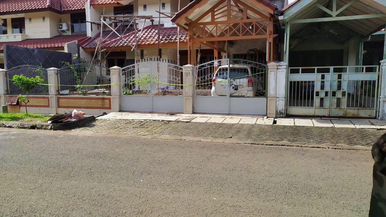 Seorang WNA dan WNI yang ditemukan tewas di dalam rumahnya di Giri Loka 2, BSD, Serpong, Kota Tangerang Selatan (Tangsel), pada Sabtu (13/3/2021) dini hari, ditemukan dalam keadaan luka bacok di sekujur tubuhnya.