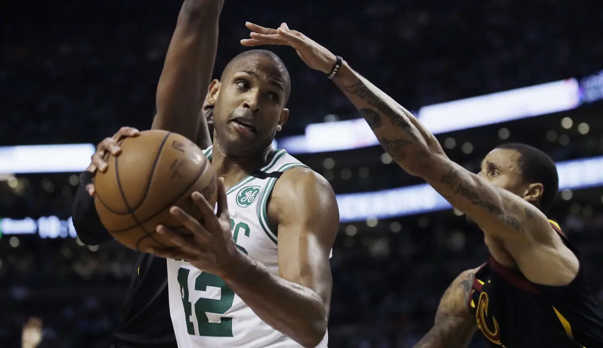 Pemain Boston, Al Horford (42) mencoba melewati adangan pemain Cleveland pada gim kelima final NBA Wilayah Timur di TD Garden, Boston, (23/5/2018). Boston Celtics menang 96-83. (AP/Charles Krupa)