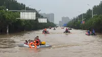 Kota Zhuozhou telah menanggung beban badai terburuk di China utara dalam lebih dari satu dekade. (AP Photo/Andy Wong)