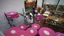 Pekerja toko roti menyiapkan kue tradisional Rosca de Reyes sehari sebelum Epiphany atau Hari Tiga Raja di Mexico City, Meksiko, 5 Januari 2022. (AP Photo/Fernando Llano)