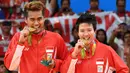 Pasangan ganda campuran, Liliyana Natsir dan Tontowi Ahmad menjadi peraih medali emas Olimpiade Rio De Janeiro 2016 setelah kalahkan pebulutangkis Malaysia, Liu Ying Goh dan Peng Soon Chan. Mereka berhasil menghentikan puasa gelar pada ajang Olimpiade sebelumnya. (Foto: AFP/Goh Chai Hin)