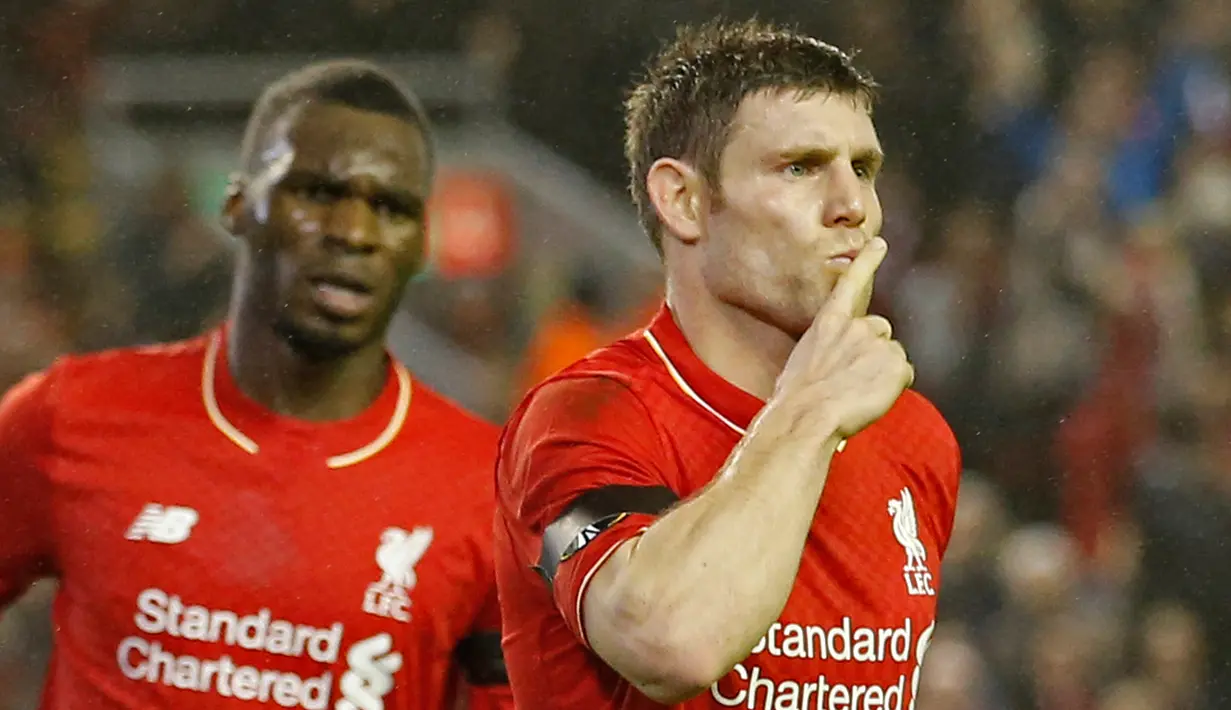 Gelandang Liverpool, James Milner (kanan) melakukan selebrasi usai mencetak gol kegawang Bordeaux pada laga Liga Europa Grup B di Stadion Anfield, Inggris (27/11). Liverpool menang atas Bordeaux dengan skor 2-1. (Reuters/Carl Recine)