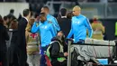 Bek Marseille, Patrice Evra meninggalkan lapangan usai insiden dengan suporter jelang partai Liga Europa lawan Vitoria Guimaraes di Estadio D. Afonso Henriques, Jumat (3/11). Insiden itu membuat Evra dikartu merah sebelum pertandingan. (MIGUEL RIOPA/AFP)