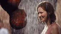 Spider-Man (2002) yang menampilkan Tobey Maguire dan Kirsten Dunst (Pinterest)