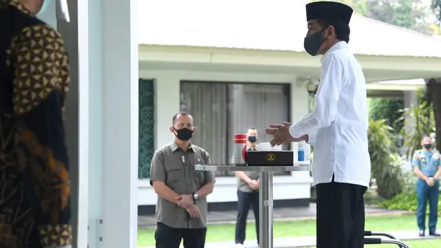 Presiden Jokowi hendak salat Jumat di Masjid Istana Kepresidenan dengan protokol kesehatan]