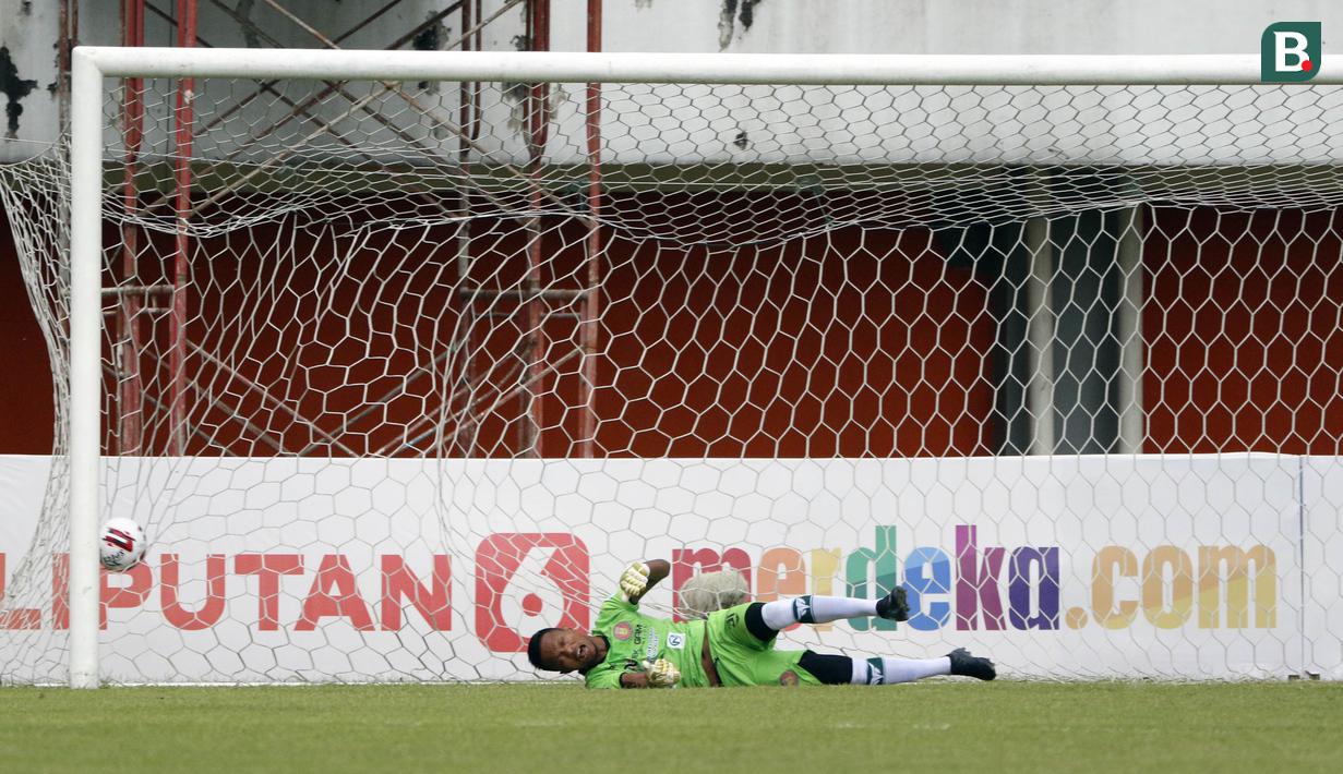 Kiper Persiraja Banda Aceh, Fakhurrazi.tidak dapat menjangkau bola hasil tendangan Ilja Spasojevic. (Bola.com/Ikhwan Yanuar)