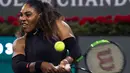Serena Williams memukul bola saat melawan Venus Williams dalam turnamen BNP Paribas Open di Indian Wells Tennis Garden, California (12/3). Serena Williams kalah dari kakaknya, Venus Williams dengan skor 6-3, 6-4. (AP Photo/Crystal Chatham)