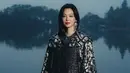 Bintang lainnya, Xin Zhilei, tampil memukau dengan setelan tweed berwarna hitam dan cape bermotif abstrak yang menawan. Gaya elegan namun berani ini memberi kesan modern dan berkelas, sesuai dengan estetika Chanel yang selalu memadukan keanggunan dengan sentuhan kontemporer. [Dok/Chanel].