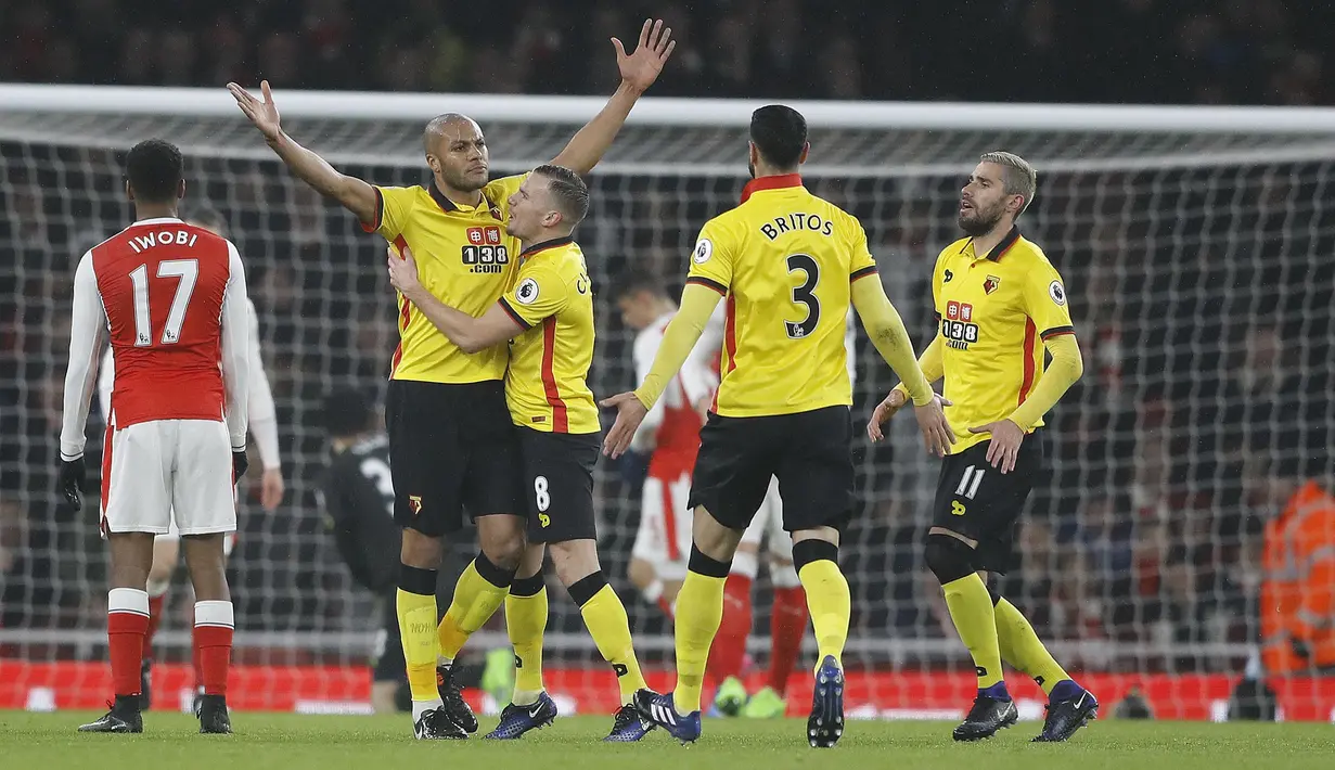 Pemain Watford, Younes Kaboul (2kiri) mencetak satu gol saat timnya mengalahkan Arsenal 2-0 pada lanjutan Premier League di Emirates stadium, London, (31/1/2017). (AP/Frank Augstein)