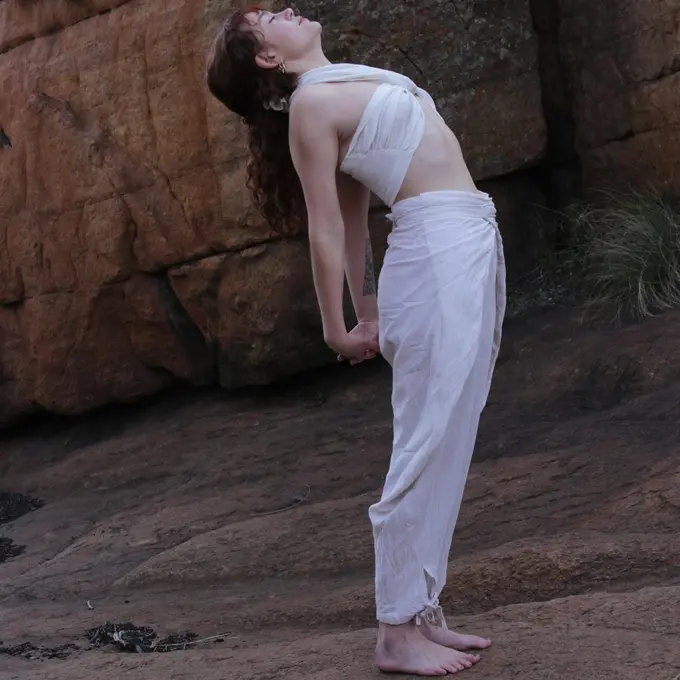 Punya Postur Tubuh yang Bungkuk? Ini 4 Cara Latihan Memperbaikinya!