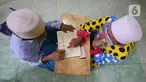 Yahya Edward menggunakan kostum badut saat mengajar ngaji di Pinang, Kota Tangerang, Banten, Kamis (29/4/2021). Mengajar ngaji menggunakan kostum badut tersebut untuk memotivasi anak-anak agar tetap semangat belajar sekaligus untuk menghibur anak didiknya. (Liputan6.com/Angga Yuniar)