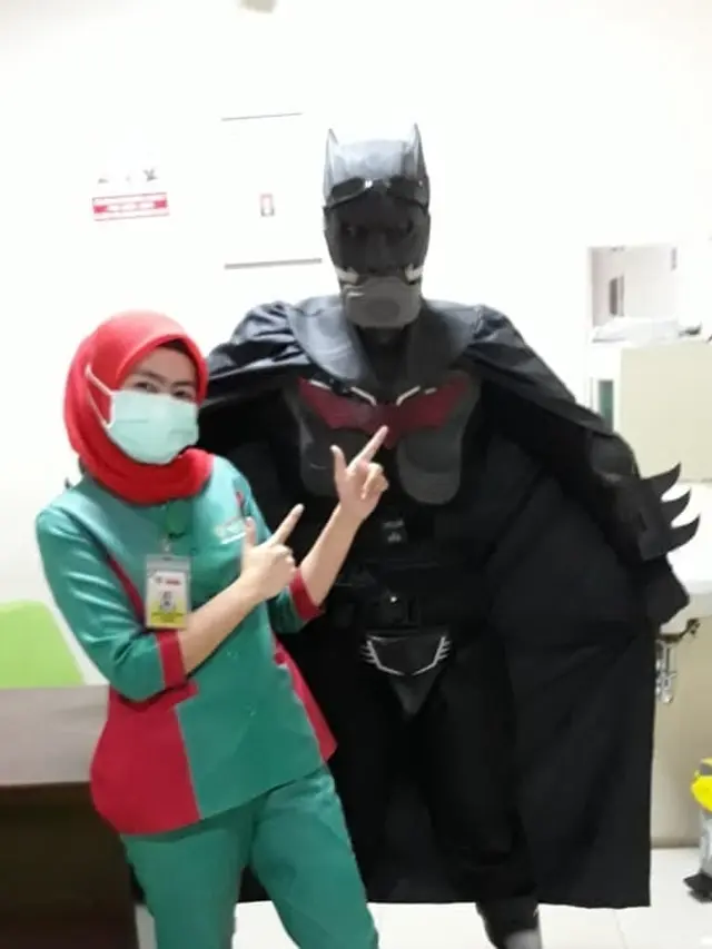 7 Potret Dokter Pakai APD dengan Cosplay Pahlawan Super Ini Viral