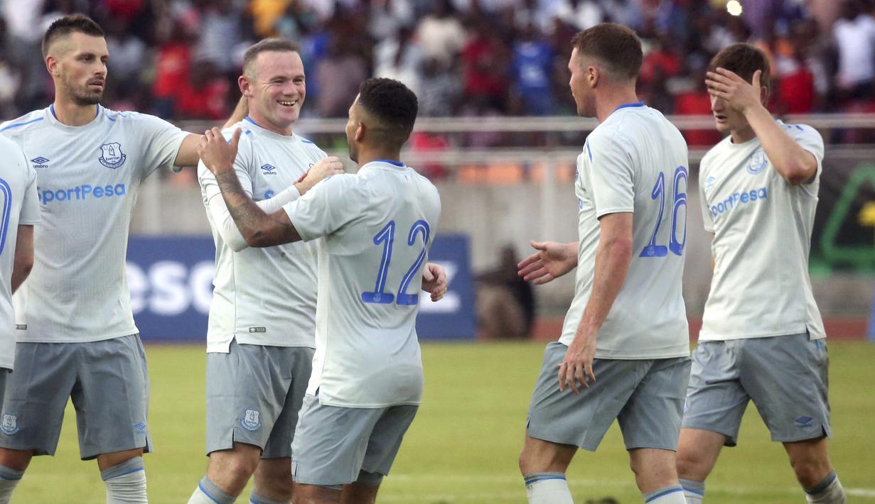 Para pemain Everton merayakan gol Wayne Rooney, saat melawan Gor Mahia pada laga persahabatan di SportsPesa Super Cup final di Dar-es-Salaam, (13/7/2017). Everton menang 2-0.  (AP/Khalfan Said)