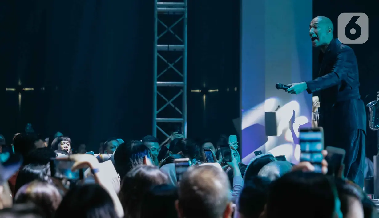 Penyanyi Marcell saat tampil dalam konser yang bertajuk 'rindu kamu yang dulu' di The Pallas SCBD, Jakarta, Jumat (14/2/2020). Dalam penampilannya, Marcell membawakan 10 lagu seperti Satu Mimpiku, Jangan Pernah Berubah, dan Hanya Memuji. (Liputan6.com/Faizal Fanani)