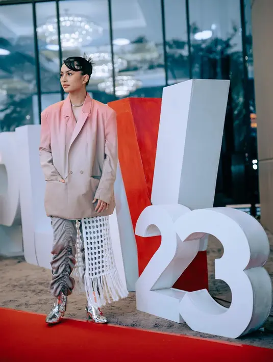 Cantiknya Sintya Marisca dengan padu padan outfit yang edgy nan feminin. Ia memadukan oversized blazer dengan gradasi warna cokelat-pink, celana jinny dengan detail kerut, midi boots silver. [Foto: Instagram/sintyamarisca]