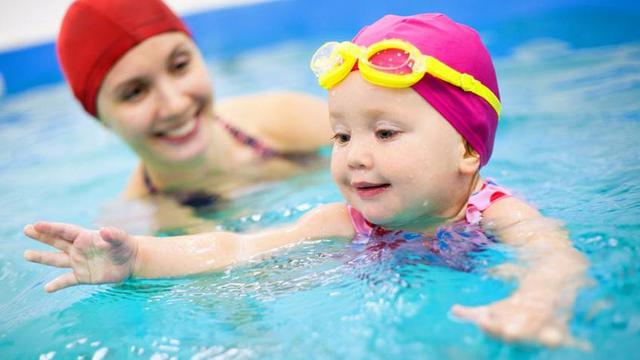Haruskah Bayi Gunakan Pelampung Leher?