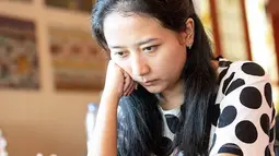 Konsentrasi penuh menjadi kunci Irene Sukandar bisa meraih gelar Grand Master. Ya, Grand Master ia dapatkan pada 2009. Jam terbang GM Irene di dunia catur cukup tinggi hingga tidak heran kini ia menjadi pecatur andalan Indonesia. (Liputan6.com/IG/@irene_sukandar)
