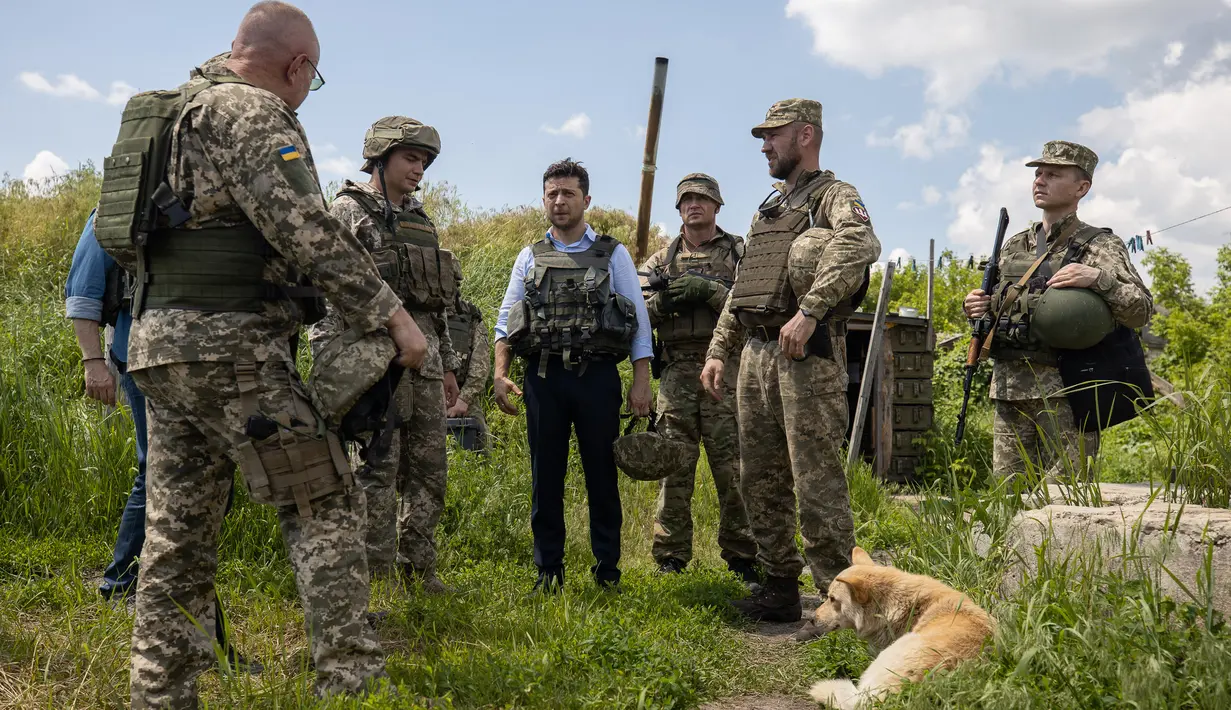 Presiden Ukraina, Volodymyr Zelensky saat mengunjungi garis depan medan pertempuran dengan separatis pro-Rusia di Lugansk, Senin (27/5/2019). Sejak lima tahun terakhir, Ukraina berada dalam status berperang dengan separatis pro-Rusia. (STR/UKRAINE PRESIDENTIAL PRESS SERVICE/AFP)