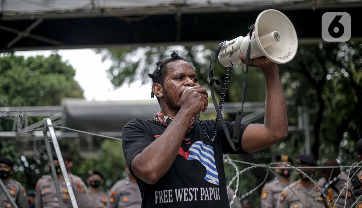 Massa yang tergabung dalam Aliansi Mahasiswa Papua berorasi saat menggelar aksi di kawasan Patung Kuda, Jakarta, Senin (16/11/2020). Mahasiswa menolak operasi Blok Wabu bekas PT Freeport Indonesia, perpanjangan otonomi khusus Papua yang berakhir 2021, dan UU Cipta Kerja. (Liputan6.com/Faizal Fanani)