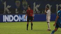 Wasit asal Jepang, Futoshi Nakamura, yang memimpin laga Persib Bandung kontra Persik Kediri di BRI Liga 1 2023/2024, Minggu (10/12/2023). (Bola.com/Erwin Snaz)