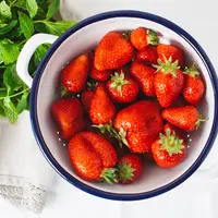 Stroberi. (Photo by Alexander Mils on Unsplash)