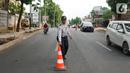 Petugas Dishub Jakarta Selatan mengatur lalu lintas di Jalan Kemang Raya, Jakarta, Selasa (29/10/2019). Sudin Perhubungan Jaksel melakukan rekayasa lalu lintas sistem dua lajur dan satu lajur di Jalan Kemang Raya bertujuan untuk mengurai kepadatan kendaraan. (Liputan6.com/Immanuel Antonius)