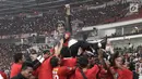 Pelatih Persija Jakarta, Stefano Cugurra Teco diangkat para pemain usai laga final melawan Bali United di Stadion Utama GBK, Senayan, Jakarta, Sabtu (17/2). Persija menang 3-0 atas Bali United. (Liputan6.com/Arya Manggala)