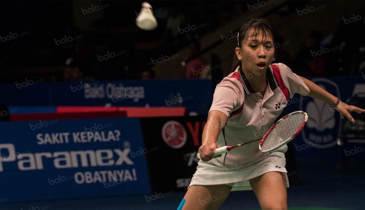 Tunggal putri Indonesia, Lyanny Mainaky, kalah 29-27, 10-21 dan 11-21 dari rekan senegaranya Jauza Sugiarto pada BCA Indonesia Open 2016 di Istora Senayan. (Bola.com/Vitalis Yogi Trisna)