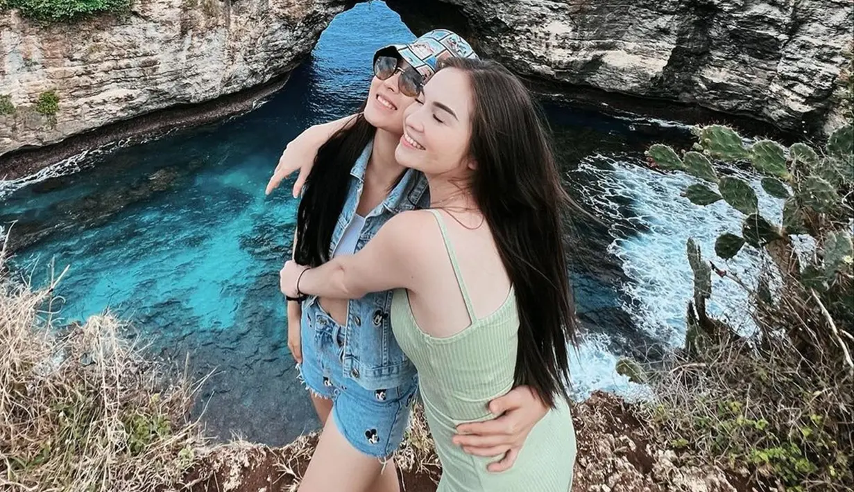 Kedekatan Natasha Wilona dan Elina Joerg seperti sudah saling mengenal lama. Momen keduanya saling memeluk ini penuh kasih sayang yang membuat siapapun yang melihatnya merasakan kehangatan persahabatan dua bintang muda yang tengah naik daun lewat sederet series yang dibintanginya. (Liputan6.com/IG/@elinaaaaajoerg)