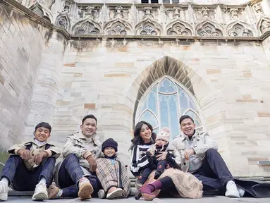 Keluarga Ruben Onsu pun terlihat sangat menikmati waktu berlibur di Italia. Penampilan mereka pun berhasil mencuri perhatian netizen. (Liputan6.com/IG/@ruben_onsu)