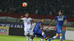 Pemain Persib Bandung, Toni Sucipto berebut bola dengan pemain Bali United, Sukaraja pada laga Torabika Soccer Championship 2016 di Stadion Si Jalak Harupat, Soreang, Bandung, Sabtu (14/5/2016). (Bola.com/Nicklas Hanoatubun)