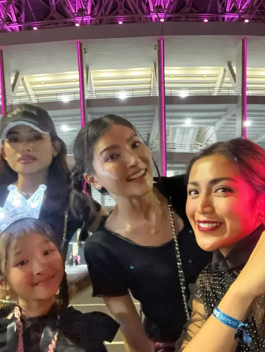 Jedar tampak begitu bahagia menyaksikan konser grup asal Korea Selatan tersebut. "Blackpink in our area 🫶🏻 #bornpink Siapa member fav kamu? Kalau aku SEMUA. Im Blink garis keras cabang Setiabudi," tulis Jedar. [Instagram/inijedar]