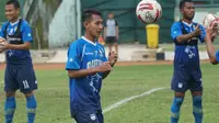 Gelandang Persib Bandung Beckham Putra Nugraha menjalani sesi latihan di Stadion Siliwangi, Kamis (20/2/2020). (Liputan6.com/Huyogo Simbolon)