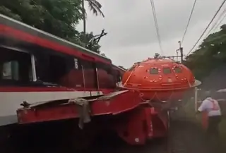Sebuah truk pengangkut skoci terlibat kecelakaan dengan Kereta Bandara di perlintasan sebidang dekat Stasiun Poris, Kota Tangerang. (Dok. Istimewa)