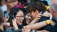 Aktor Johnny Depp saat memeluk dua penggemarnya saat tiba menghadiri pemutaran perdana film Disney "Pirates of the Caribbean: Dead Men Tell No Tales" di Shanghai (11/5). (AFP Photo/Johannes Eiselle) 