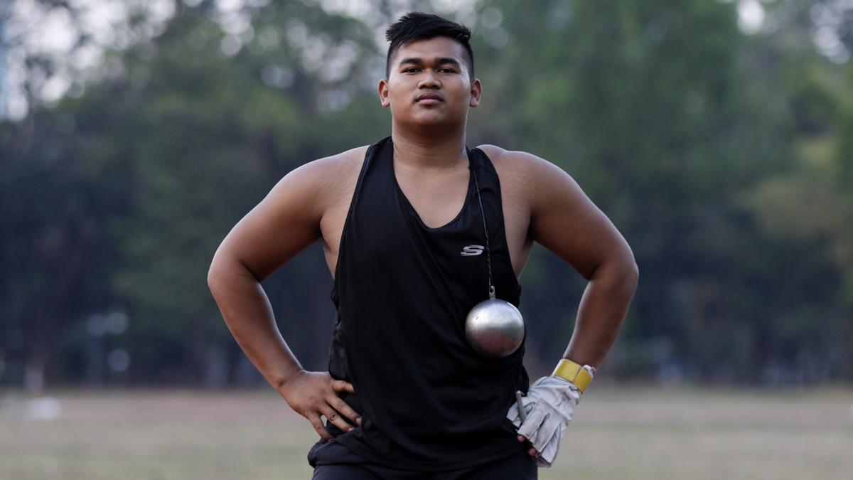 Ovqatlanib, qalin qozini dugonasining anusiga solib qoygan yigitning porno videosi