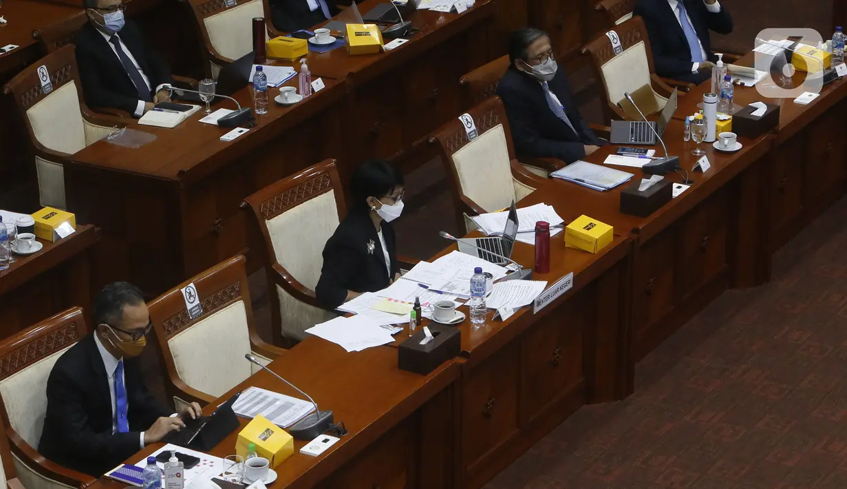 Menlu Retno Marsudi saat rapat bersama Komisi I DPR RI, Jakarta, Selasa (26/1/2021). Rapat membahas Kebijakan pelindungan WNI di luar negeri dalam menghadapi gelombang kedua COVID-19 dan kebijakan politik luar negeri Indonesia terhadap perkembangan di dunia. (Liputan6.com/Angga Yuniar)