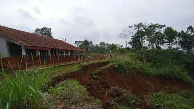 Longsor di Kecamatan Sukajaya, Bogor, Jawa Barat.