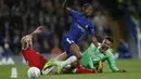 Gelandang Chelsea, Charly Musonda, berusaha melewati penjagaan pemain Nottingham Forest pada laga Piala Liga di Stadion Stamford Bridge, London, Rabu (20/9/2017). Chelsea menang 5-1 atas Forest. (AP/Kirsty Wigglesworth)