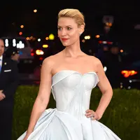 Gaun Cinderela yang dikenakan Claire Danes menghebohkan acara Met Gala 2016 Senin (2/5). Acara penggalangan dana tahunan itu dihadiri oleh beberapa bintang. (Bintang.com/AFP)